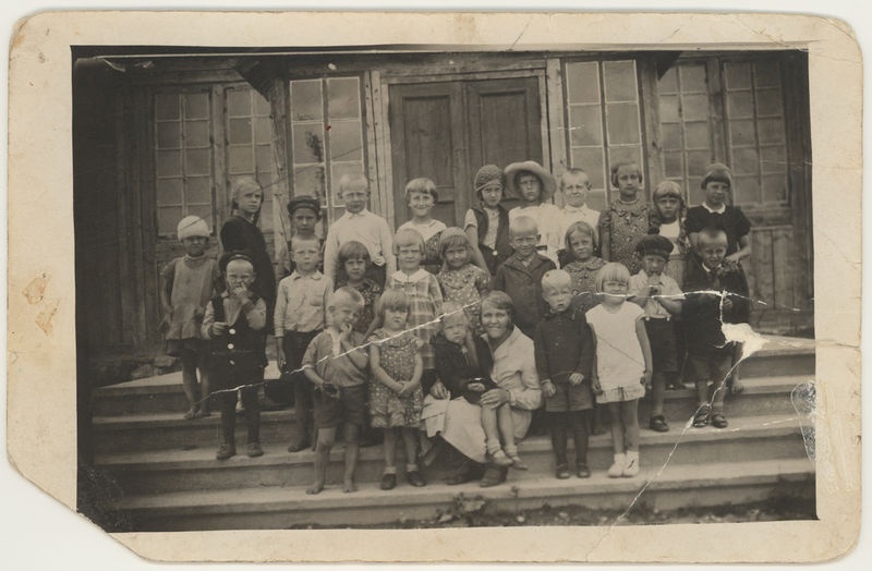 Kose lasteaia lapsed vana seltsimaja trepil