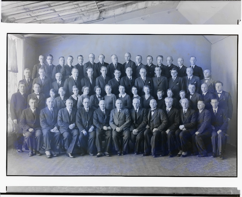 Grupp postiteenijaid.