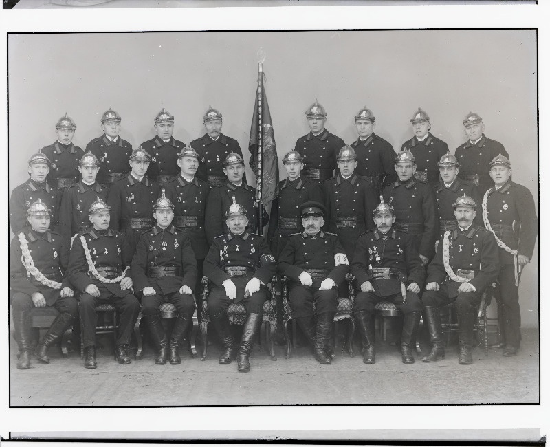 Grupp tuletõrjujaid.