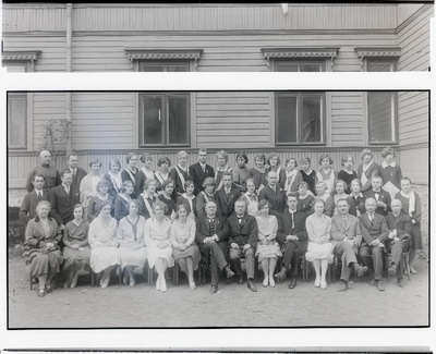 Kaarli koguduse era ühisgümnaasiumi abituriente ja õpetajaid.  similar photo