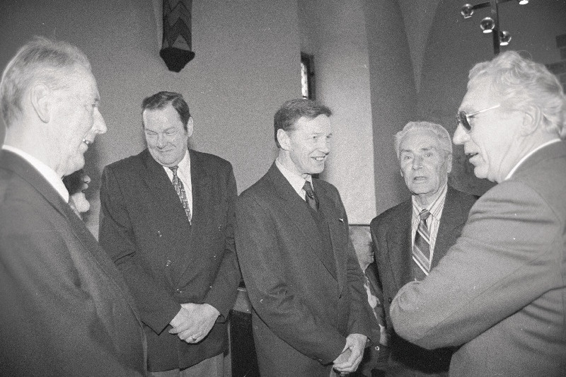 Eesti olümpiavõitjad ja teenekad spordiveteranid (vasakult): Aleksander Lill, Jaak Lipso, Ilmar Kullam, Edgar Naarits ja Heino Kruus Tallinna Raekojas, kus tähistati kehakultuuri ja spordi sihtkapitali taastamist ning olümpiamängude 100.aastapäeva.