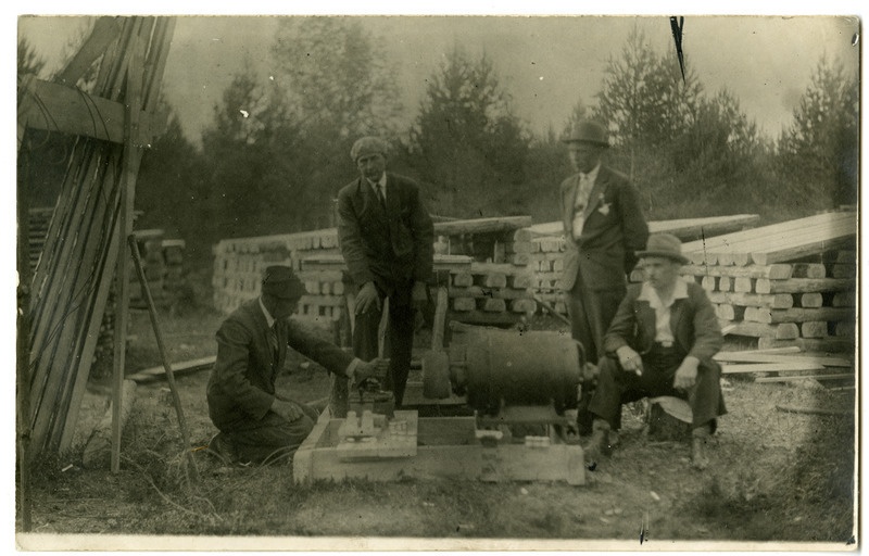 Töölised Tartu-Petseri liinil laudu saagimas