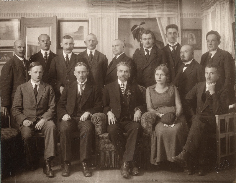 Eesti Sotsiaaldemokraatliku partei keskkomitee: esimeses reas vasakult 1. A.Oinas, 2. A.Rei, 3. M.Martna, 4. Alma Ostra-Oinas, 5. K.Ast; teises reas: 4. Palvadre, 6. Tulp, 7. Vain, 8. R.Virma, 9. Martna.