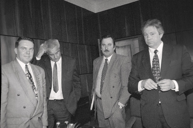 Eesti Tööstuse ja Tööandjate Keskliidu ühisnõupidamine põllumajanduse ja töötleva tööstuse liitude ning majandusteadlastega. Nõupidamise vaheajal vestlevad (vasakult): ühistu Viru esimees Urmas Laht, ETTK tegevdirektor Viljar Veskiväli, AS Eesti  Coca- Cola Joogid direktor Ants Kotkas ja ETTK juhatuse esimees Elmar Kruusmaa.