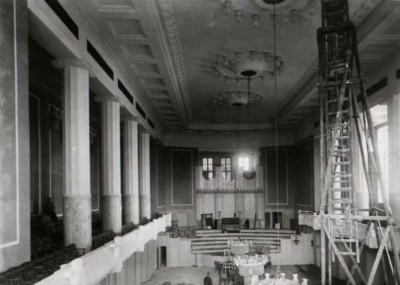 Estonia kontserdisaali kroonlühtrite ülespanek.