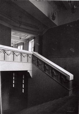 Estonia kontserdisaali esimese ja teise korruse fuajeed ühendav trepp.  duplicate photo