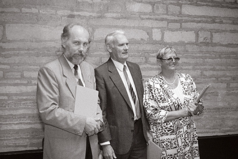 Eduard Wiiralti 62 graafilise lehe pidulik üleandmine kahe väliseesti ärimehe Henry Radevalli ja Harry Männili poolt Eesti Rahvusraamatukogule. Vasakult: linnavalitsuse nõunik Tõnu Karu, väliseestlane Henry Radevall ja  rahvusraamatukogu direktor Ivi Eenmaa.