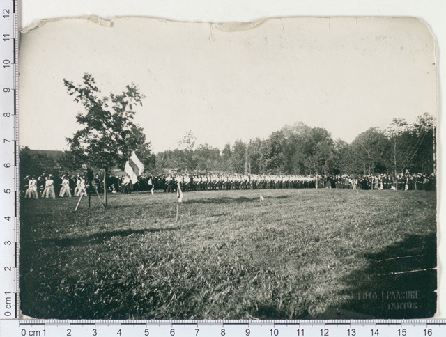 Spordiseltsi "Taara" ja Noortemeeste Seltsi turnijate paraad Tartus 1914 (Foto J. Pääsuke)