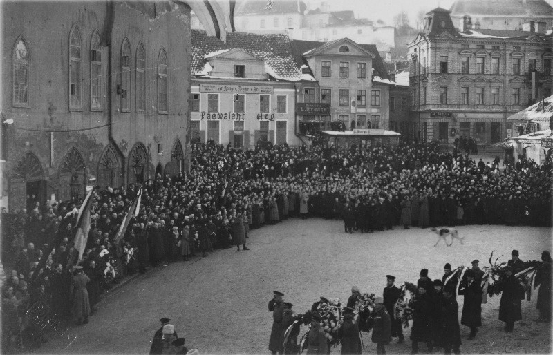 Vabadussõda. Langenud Soome vabatahtlike saatmine kodumaale. Leinarongkäik Raekoja platsil.