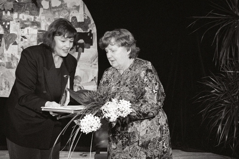 Kultuuriministeeriumi nõunik Epp Eelmaa (vasakul) annab Kirjanike Maja saalis lastekirjanik Ellen Niidule üle IBBY aukirja (rahvusvaheline lastekirjanduse auhind).