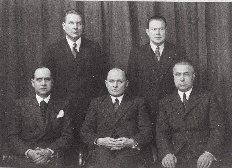 Sihtasutus Kehakultuurihoone Valitsus. Esimene rida vasakult: A. Aderkopp, K. Terras, V. Prii; teine rida I. Konno, A. Kaldveer.