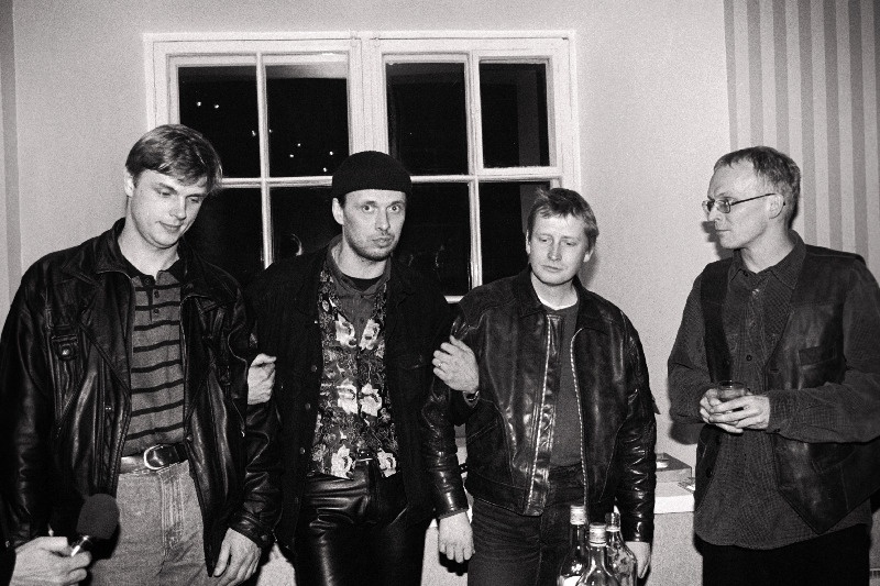 Ansambli “Jäääär” liikmed Andrus Roosimäe (vasakult teine) ja Jaan Sööt (paremalt esimene) oma laserplaadi esitlusel.