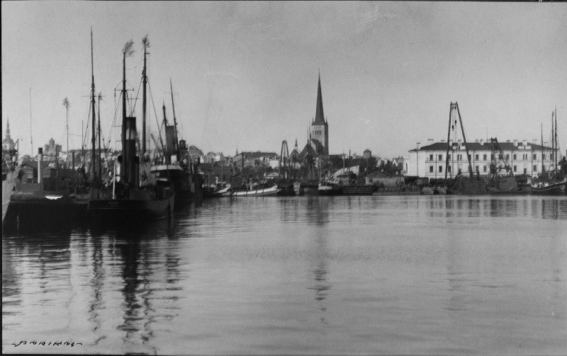 Vaade merelt Tallinna sadamale.