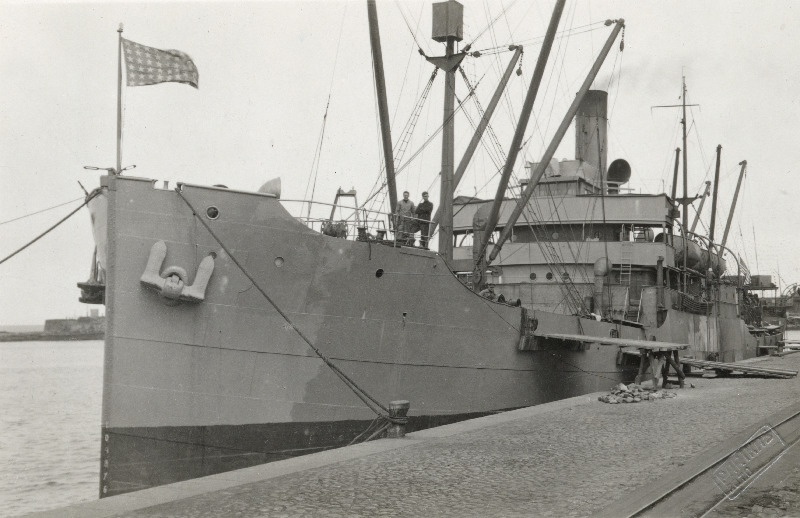 Laev Ameerika Abiandmise Seltsi kingitustega Tallinna reidil.