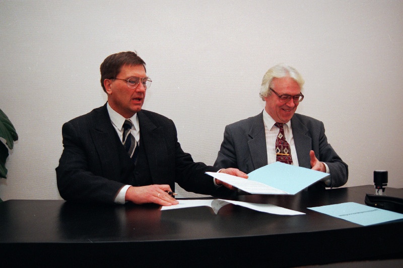 Justiitsministeeriumi kantsler Mihkel Oviir (vasakul) ja Sõnumilehe vastutav väljaandja Toomas Leito kirjutavad alla lepingule, mille kohaselt Sõnumileht jätkab 1997.aastal ametlike teadete avaldamist.