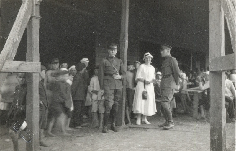 Vabadussõda. Ameerika Abiandmise Komisjoni  ja Eesti Lastekaitse Ühingu toitluspunkt [Näituse platsil]. [Vasakul komisjoni Eesti toimkonna esimees kapten J.Miller?].