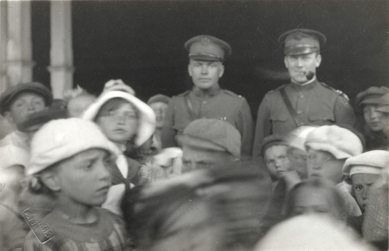 Vabadussõda. Ameerika Abiandmise Komisjoni  ja Eesti Lastekaitse Ühingu toitluspunkt [Näituse platsil]. [Paremal komisjoni Eesti toimkonna esimees kapten J.Miller?].