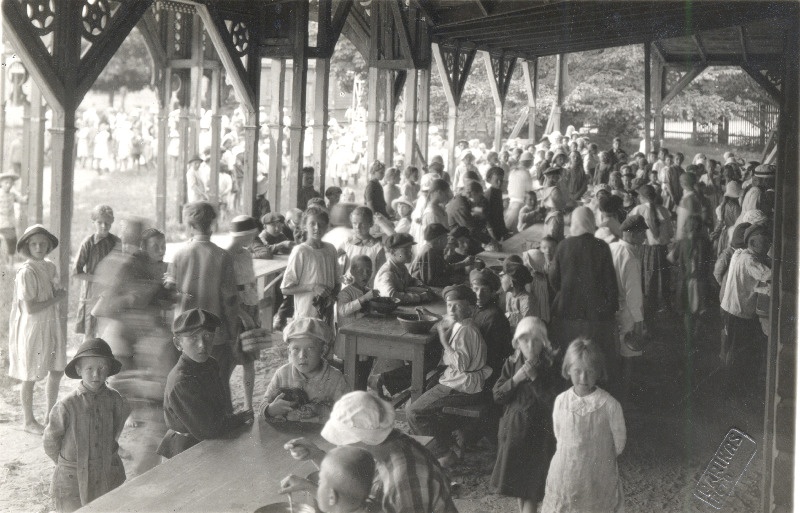 Vabadussõda. Lapsed söömas Eesti Lastekaitse Ühingu toitluspunktis Näituse platsil.
