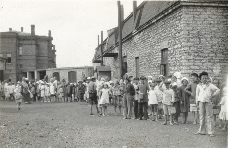 Vabadussõda. Ameerika Abiandmise Komisjoni ja Eesti Lastekaitse Ühingu toitluspunkt [Koplis].