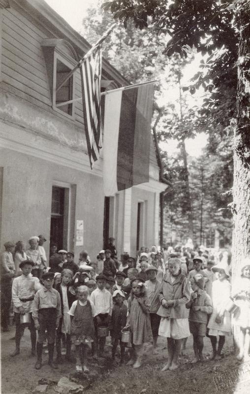 Vabadussõda. Ameerika Abiandmise Komisjoni ja Eesti Lastekaitse Ühingu toitluspunkt Kadriorus.