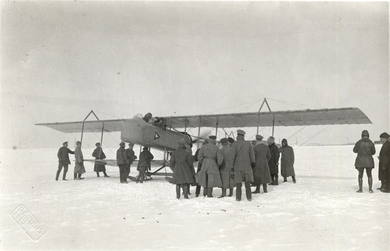 Vabadussõda. Lennuroodu  piloodid ja mehaanikud Nõukogude Vene vägedelt sõjasaagiks saadud lennuki Farman juures Narva lähedal Pähklimäel.