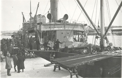 Vabadussõda. Laskemoona kastide mahalaadimine sadamas Briti kaubalaevalt Holywood.  duplicate photo