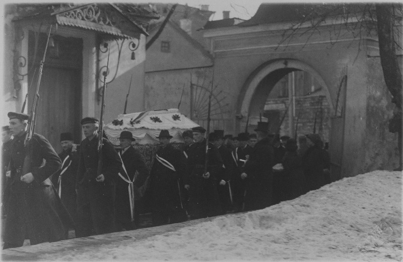 Endise välisministri Jaan Poska leinarong kiriku ees.