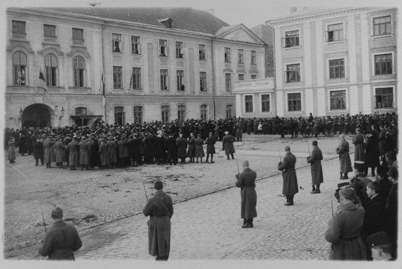 Endise välisministri Jaan Poska leinarong Toompea lossi ees.