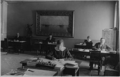 Vabadussõda. Eesti Punase Risti ametnikud kontoriruumis. Maali ees istub Punase Risti president Hans Leesment.  similar photo