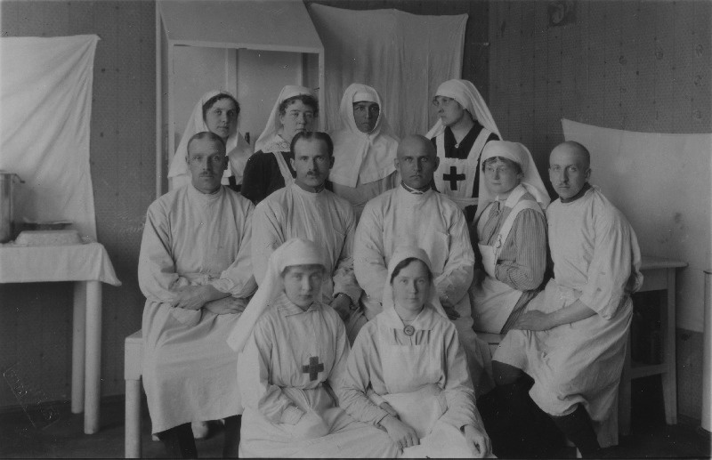 Vabadussõda. 2.Tallinna Sõjaväehaigla arstid ja halastajaõed. II reas keskel ülemarst Tõnis Peterson. (II reas äärmine paremal nooremordinaator Ernst Brasche?).