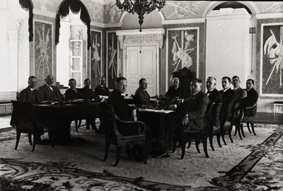 Eesti Vabariigi valitsuse koosseis Toompea lossi valges saalis (15. detsembril 1925. aastal loodud Jaan Teemanti kabinet): vasakpoolne laud (vasakult) H. Laretei, O. Amberg, J. Lattik, J. Soots, K. Einbund, keskel president J. Jaakson ja riigisekretär K. Terras; parempoolne laud A. Oinas, E. Veberman, T. Kalbus, Chr. Kaarna, L. Sepp, A. Piip.  duplicate photo