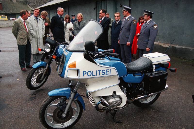 Eestis töövisiidil viibinud Saksamaa Schleswig-Holsteini liidumaa siseministri dr. Ekkehard Wienholtzi poolt Paikuse Politseikoolile üleantud mootorrattad BMW.