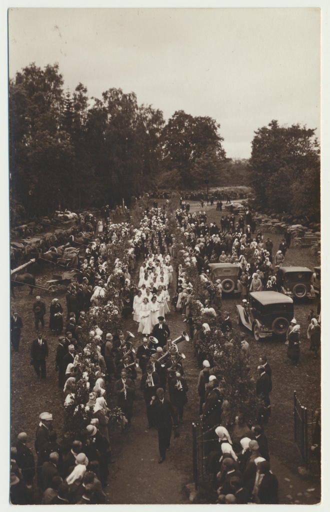 foto, Tarvastu khk, Tarvastu leerilapsed kirikusse sisenemas u 1935