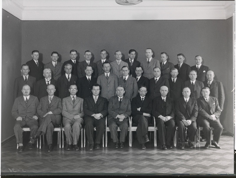 Grupp Rahvuskogu I koja eelnõu 2. komisjoni liikmeid. Vasakult: I rida - Aleksander Veiderma, Kaarel Eenpalu, Karl Pajus, Viktor Päts, Artur Tupits, Jüri Uluots, Karl Saarmann, August Jürima, riigivanema esindaja Rahvuskogus Johannes Klesment; II rida - Priit Suve, Juhan Pitka, Aleksander Arak, Oskar Kask, [Taavet Avarmaa?], Jakob Kristelstein, Valter Kadarik, Otto Pukk, August Laur, Johan-Oskar Rütli, August Vann; III rida - Oskar Silde, [August Lepik?], August Jürima (Tartumaalt), [Juhan Uuemaa?], Evald Konno, [Jaan Kokk?], Mart Rõigas, Artur Linari, [Eduard Arnover?], Johannes Paabusk, Kustav Kurg.