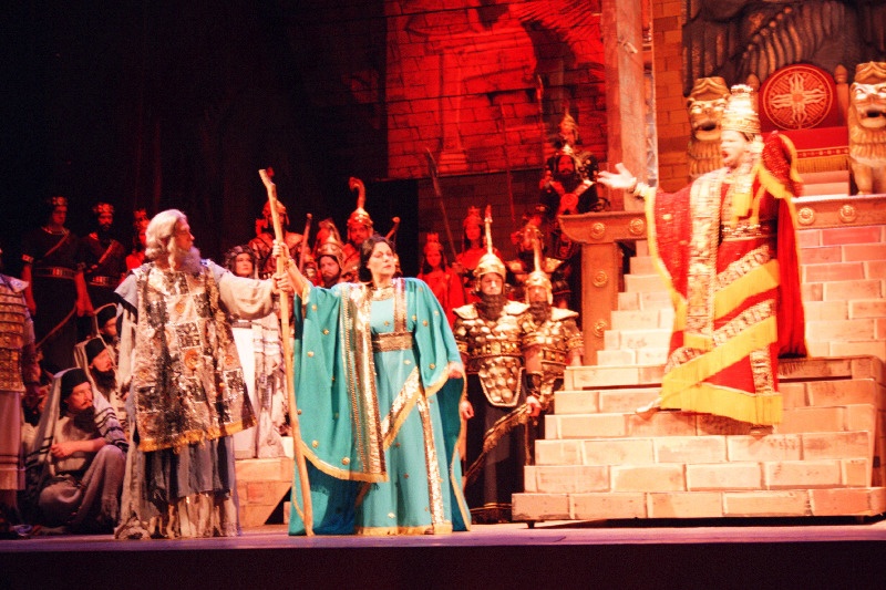 Verdi ooperi “Nabucco” esietendus Estonia Teatris. Zaccaria - Mati Palm (vasakul), Fenena - Pille Lill, trepil Nabucco – Johannes von Duisburg (Saksamaa).