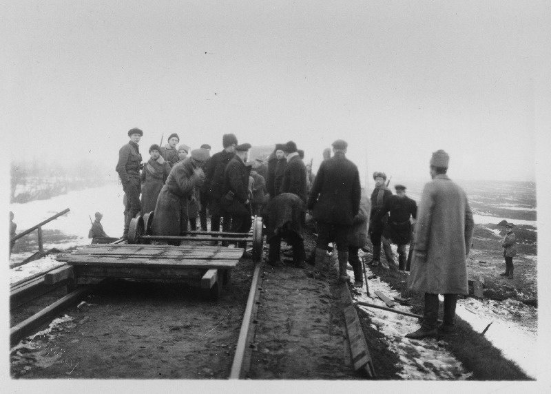 Vabadussõda. Lõhutud raudtee taastamine Aegviidus.