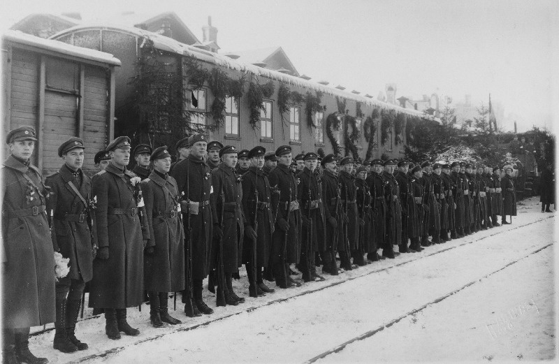 Vabadussõda. Laiarööpalise soomusrongi nr.2 1.aastapäev. Rongi 3.dessantrood rivis Balti jaamas. Vasakult: 1. rongi komandant kapten Jaan Lepp, 2. dessantpataljoni ülem kapten Edvin Reinvaldt, 3. [rooduülem leitnant Erich Espe] 4. [roodu vanemohvitser lipnik Johannes Ostrat].