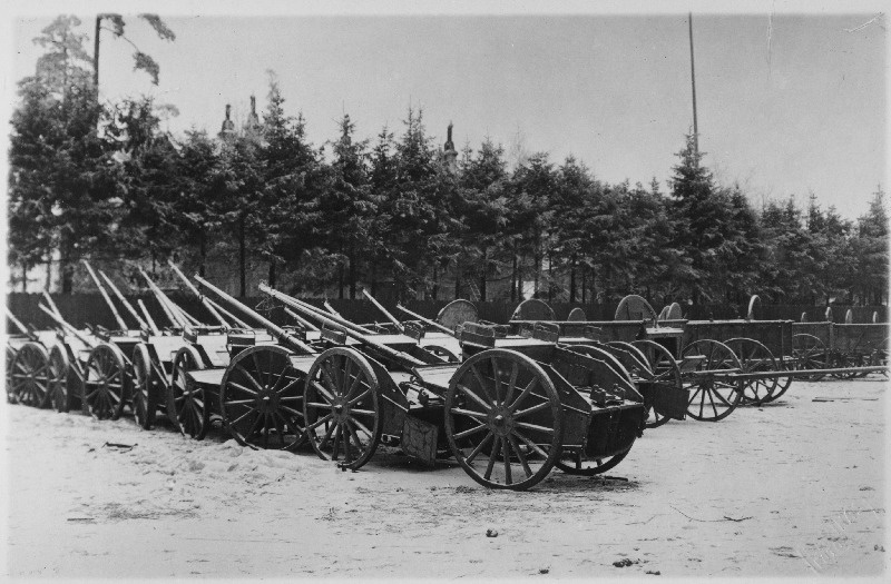 Vabadussõda. Tapa vabastamisel sõjasaagiks saadud mürsuvankrid.