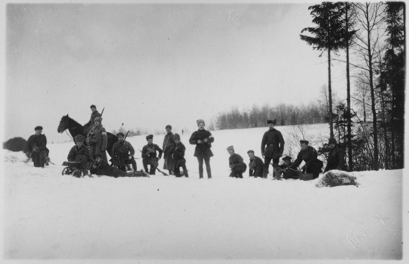 Vabadussõda. Laiarööpalise soomusrongi nr.1 dessantroodu sõdurid Pritsu raudteejaama lähistel. [Keskel (valge varukasidemega) roodu nooremohvitser alamleitnant Viktor Arak?].