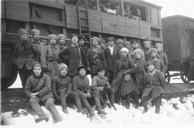 Vabadussõda. Laiarööpalise soomusrongi nr 1 ohvitserid ja allohvitserid Aegviidus. Valge mütsiga rongi komandant kapten Anton Irv.  duplicate photo