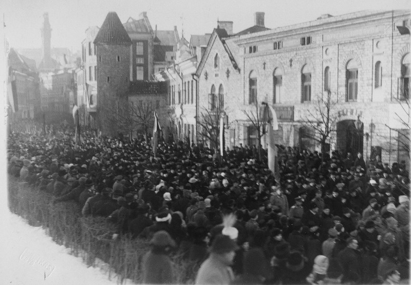 Vabadussõda. Langenud Soome vabatahtlike saatmine kodumaale. Leinarongkäik Viru tänaval.