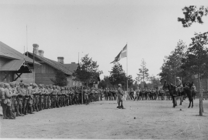 Vabadussõda. Taani Vabatahtlike Kompanii sõdurid rivistusel Nõmmel enne lahkumist Lõunarindele.