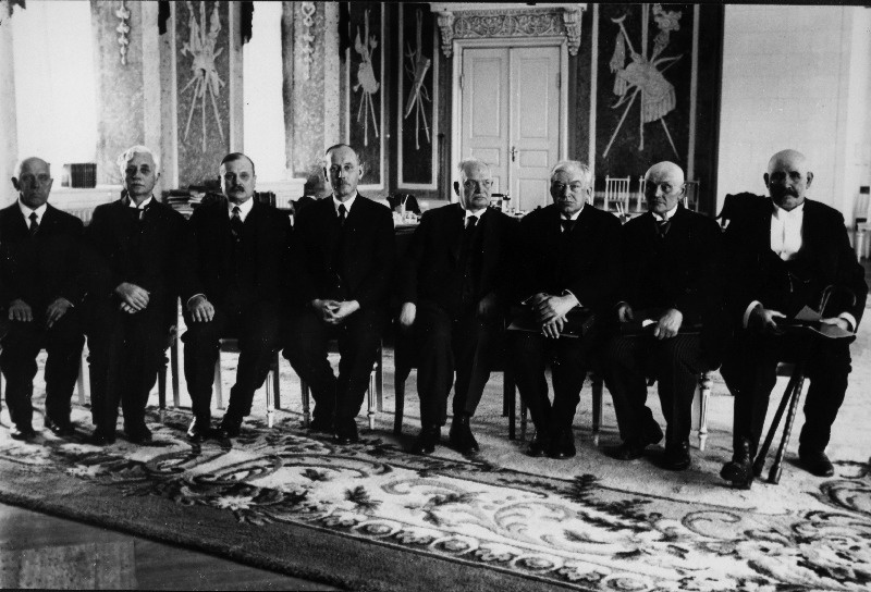 Eesti omavalitsuse 30. aasta juubeli pühitsemine Tallinna linnaomavalitsuses, kus linnavolinikud - veteranid (I linnavolikogu liikmed 1905. aastal) said kotkaristid. Vasakult 1. J. Schlisti, 2. M. Pung, 3. J. Soots - Tallinna linnapea (1935. aastal), 4. peaministri asetäitja K. Einbund, 5. riigivanem K. Päts, 6. Vold. Lender, 7. Joh. Umblia, 8. J. Iherman.