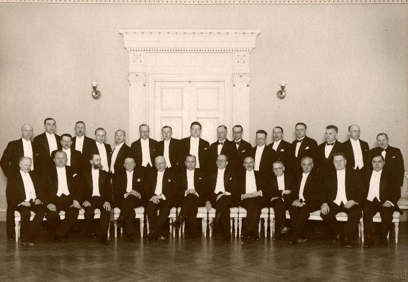 Juristid. Vasakult: I rida – 6.kohtuminister Johan Müller, 9.Riigikohtu esimees Kaarel Parts, 10.Riigikohtu liige Hugo Kasse, 11.Kohtukoja esimees Jaak Reichmann, 12.Tartu Ülikooli õigusteaduste professor Ants Piip; II rida – 2.Kohtupalati prokurör Albert Assor, 3.[Kohtukoja liige Gustav Kromel?], 5. Riigikohtu prokurör Richard 
Rägo, 7.Kohtuministeeriumi nõunik Johannes Klesment, 8.[Riigikohtu prokuröri abi Adalbert Luiga?], 12.[Kohtukoja liige Richard Vaska?], 13.[Riigikohtu liige Paul Poom], 14.Riigikohtu liige Peeter Kann, 16.Kohtukoja liige Hendrik Vahtramäe.