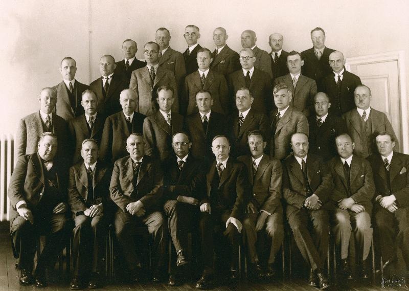 Rahvuskogu I koja üks komisjonidest. Vasakult: I rida - Jaan Treumann, Johan-Oskar Rütli, Artur Tupits, Jüri Uluots, August Jürima, Oskar Suursööt, Nikolai Talts, Alfred Mõttus, riigivanema esindaja Rahvuskogus Johannes Klesment; II rida – Kaarel Eenpalu, Mihkel Hansen, Aleksander Arak, Värdi Velner, Heinrich Lauri, Otto Pukk, Ants Oidermaa, Juhan Kaarlimäe, Peeter Kõpp; III rida – August Kohver, August Miljan, Karl Pajus, Evald Konno, Herbert Treial, Juhan Uuemaa?, Johan Hansing; IV rida: Kustav Kurg, Ludvig Ojaveski, Anton
Uesson, ?, Karl Karlson, Mihail Kurtschinsky, ?.