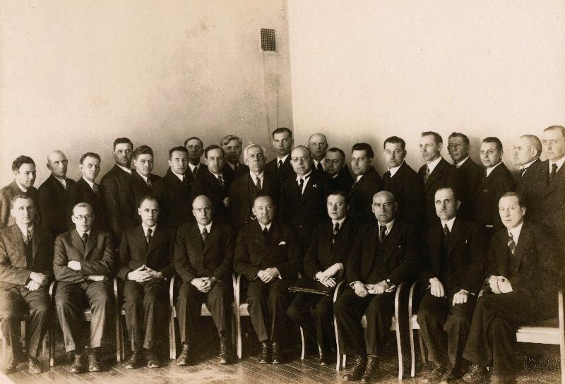 Rahvuskogu I koja üks komisjonidest. Vasakult: I rida - ?, Herbert Treial, Mihkel Hansen, Juhan Kaarlimäe(?), Alfred Mõttus, riigivanema esindaja Rahvuskogus Johannes Klesment, Karl Karlson, August Kohver
Ernst Haabpiht; II rida - ?, ?, Mihkel Jürisson, Artur Kasterpalu, ?, ?, August Mälk, Vladimir Roslavlev, Mihkel Vellema, Jaan Takjas(?), Jakob Kalju, Julius Voolaid, Tõnis Kint, ?, ?, Jakob Kalle, ?; III rida – Jüri Ottas(?), Ants Oidermaa, Enn Nurmiste, ?.