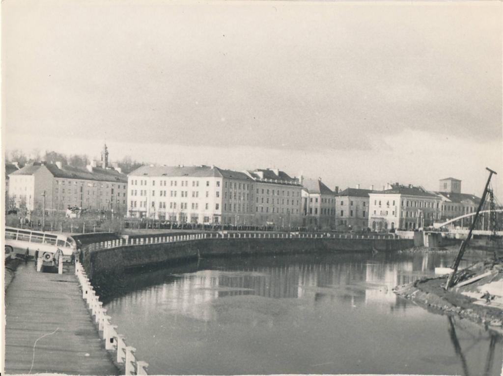 Tartu linnavaade. Emajõgi kesklinna kohal (Emajõe paremkallas turuhoone juurest Raekoja pl suunas). 1964.a.