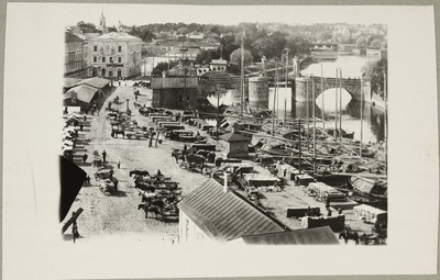 Vaade Tartu puuturule ja Kivisillale, paremal lodjad Emajõel  duplicate photo