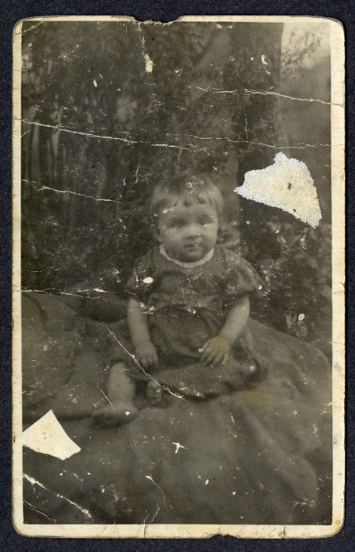 Tundmatu väike tüdruk (Paula, Antonina, Helvi Kiis?) istub voodis