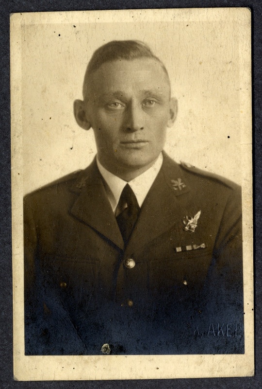 Sõjaväemundris tundmatu mees